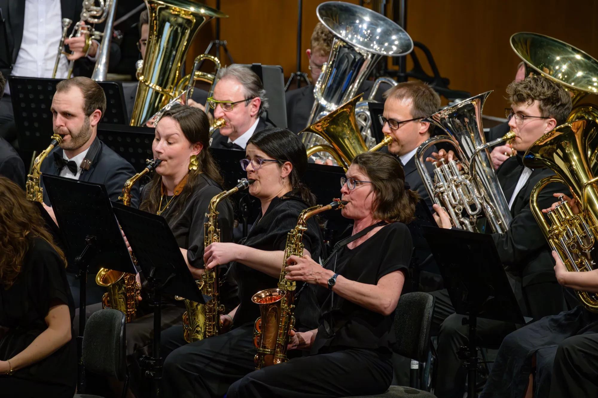 Tiefes Blech und Saxophone im Konzert